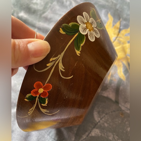 VTG Hand Painted Folk Art Wooden Bowl! Great Condition! Signed RNJH? 7” - Picture 4 of 9